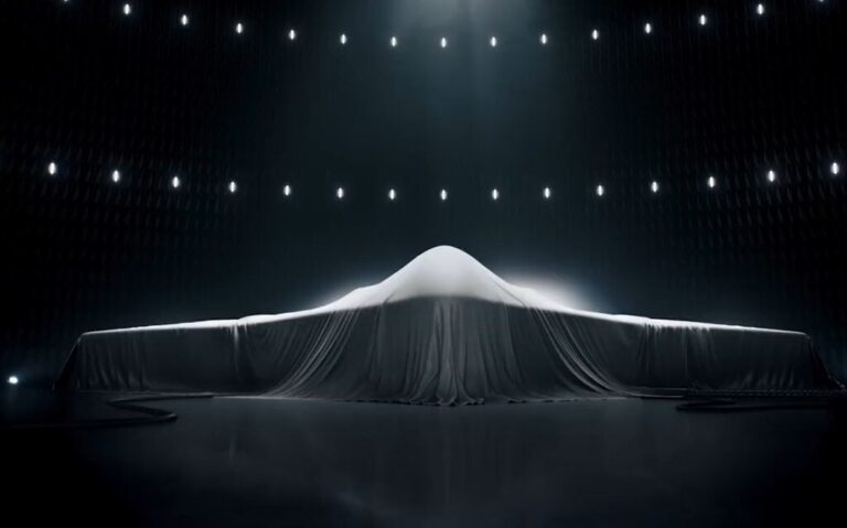 Read more about the article Estados Unidos ya tiene listo su bombardero furtivo B-21 Raider, el primer avión de sexta generación del mundo