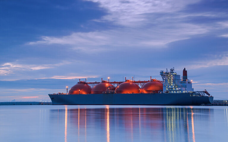 Read more about the article Hay colas de barcos metaneros esperando descargar en España: el motivo es más complejo de lo que parece