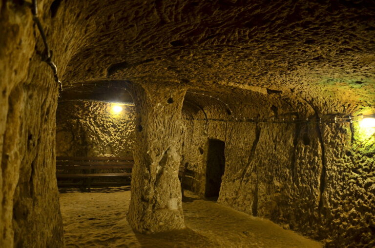 Read more about the article La antigua ciudad subterránea de Derinkuyu: una red de túneles para 20.000 personas levantada hace miles de años