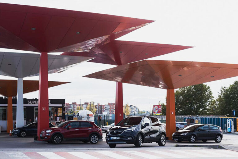 Read more about the article La escasez de diésel en toda Europa es ya alarmante: los platos rotos los pagarán los conductores