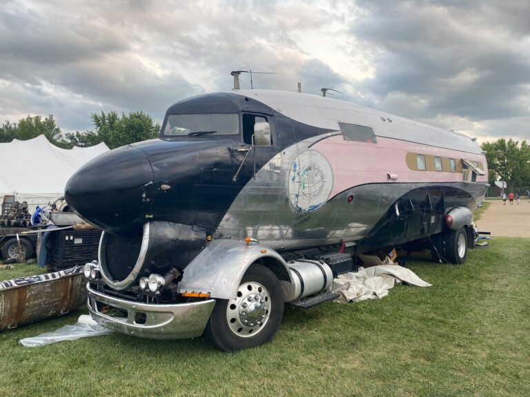 Read more about the article The Fabulous Flamingo, la gigantesca camper de 11 metros de largo construida sobre el fuselaje de un avión