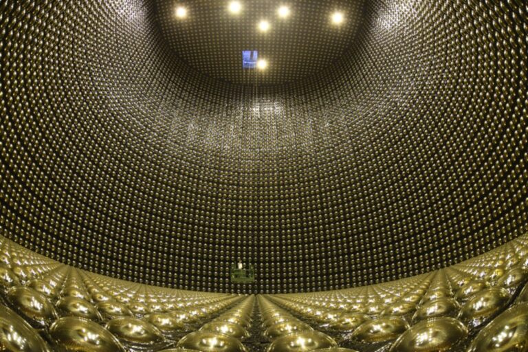 Read more about the article 50.000 toneladas de agua y el tamaño de un edificio de 15 plantas: así es Super-Kamiokande, el mega observatorio de neutrinos