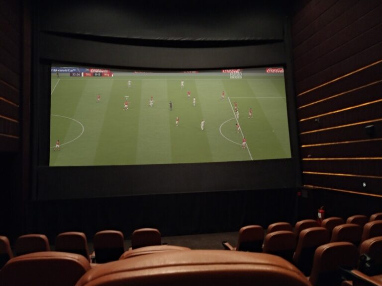 Read more about the article Cinesa te va a dejar jugar al ‘FIFA’ en sus pantallas gigantes por 250€ (porque del cine ya no se puede vivir)