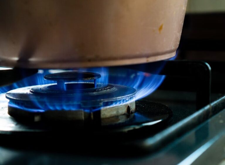 Read more about the article Contratar la tarifa TUR es tarea imposible por un conflicto: a las energéticas no les interesa que te cambies