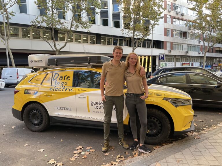 Read more about the article Cruzar Europa y África en un coche eléctrico es posible si sabes cómo: 60 placas solares y mucha paciencia