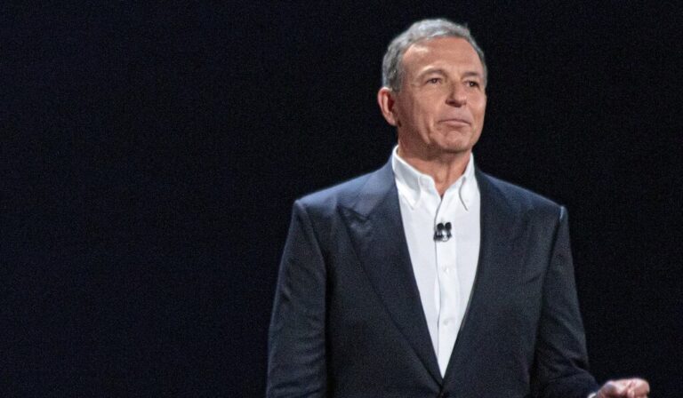 Read more about the article Disney ha entrado en crisis. Así que ha optado por recuperar al hombre que levantó su imperio actual: Bob Iger