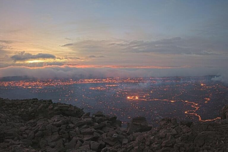 Read more about the article El mayor volcán del mundo ha vuelto a estallar 40 años después: qué sabemos de la erupción del Mauna Loa