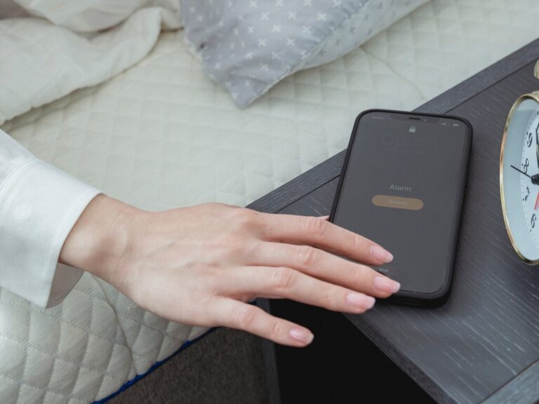 Read more about the article La ciencia ha estudiado el efecto de dormir “cinco minutos más” tras el despertador. Veredicto: pésima idea