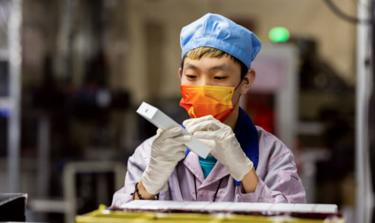 Read more about the article La fábrica de iPhone más grande de China al ralentí: necesita 100.000 trabajadores para normalizar su producción