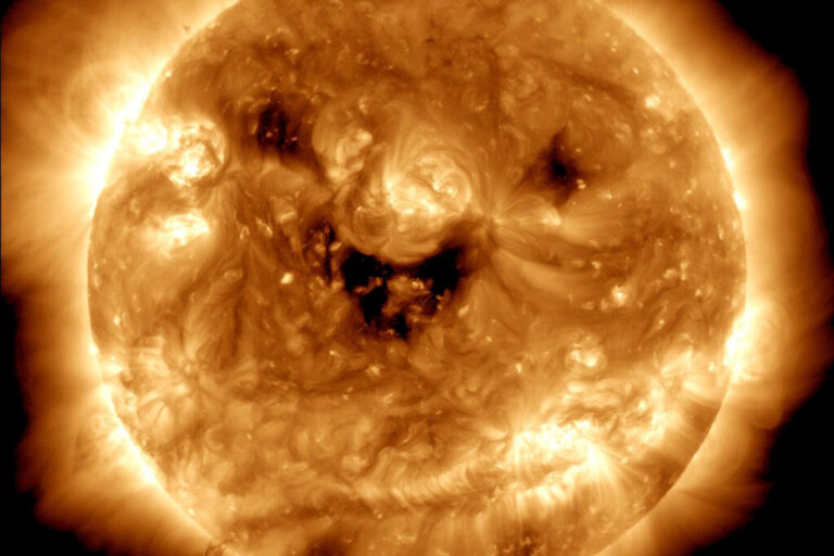 Read more about the article La NASA ha captado una de las imágenes más inusuales del Sol: su “cara sonriente”