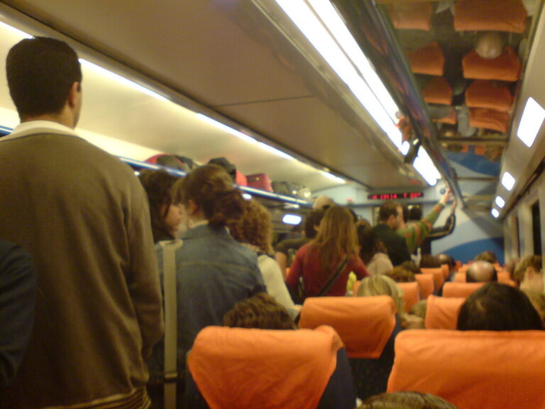 Read more about the article Renfe se harta de los asientos vacíos: ya estudia cómo penalizar a quienes abusen del abono gratuito