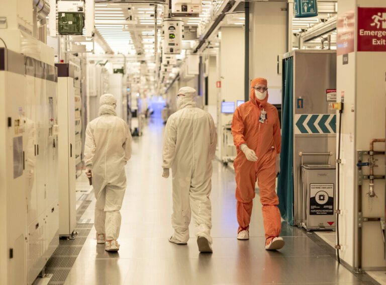 Read more about the article Tensión en la industria de los chips: entre el miedo a la recesión y una fuerte previsión de crecimiento