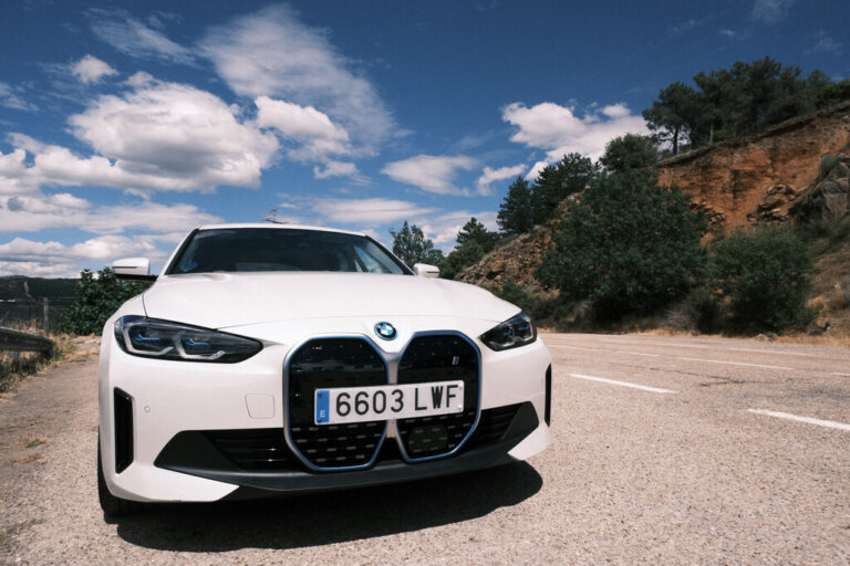 Read more about the article Un código QR, un microchip o cualquier otra cosa: el futuro de las matrículas de la DGT aún es incierto