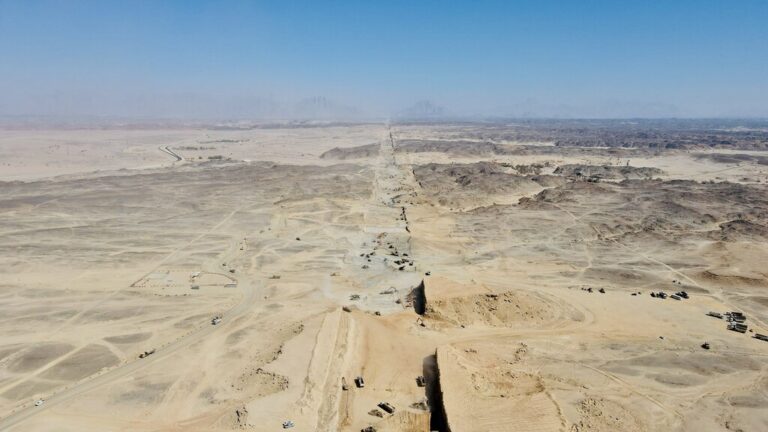 Read more about the article Arabia Saudí va a por todas con su megaciudad The Line. Sus obras pueden apreciarse ya con satélites
