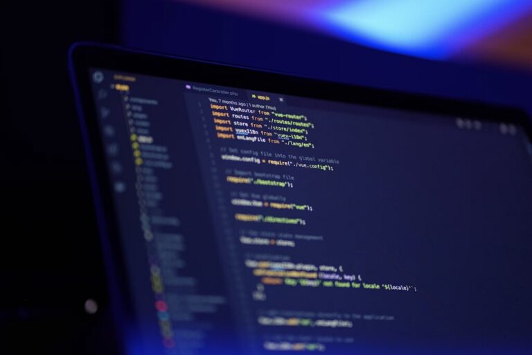 Read more about the article ChatGPT está desatado entre los programadores: máquinas virtuales infinitas, LaTeX y robots que pican código solos