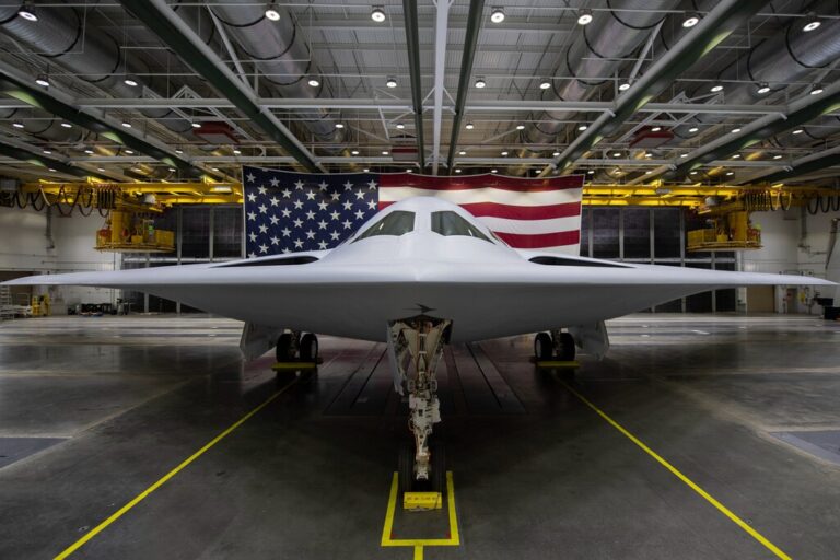 Read more about the article EEUU presenta la nueva joya de sus fuerzas aéreas: el bombardero furtivo B-21 Raider, el primero de sexta generación