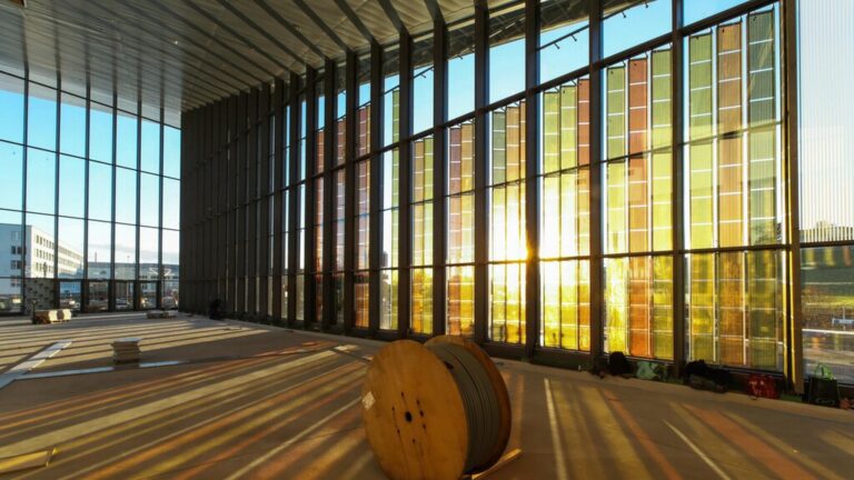 Read more about the article Estos paneles solares han logrado un nuevo récord. Y nos acercan al sueño de generar energía con nuestras ventanas