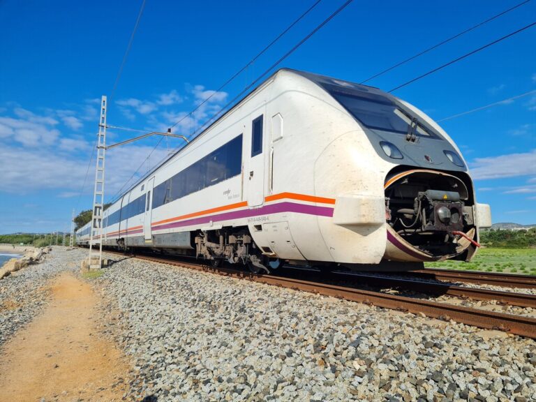 Read more about the article Los trenes de Renfe seguirán siendo gratuitos en 2023. Las ayudas regionales quedan en el aire