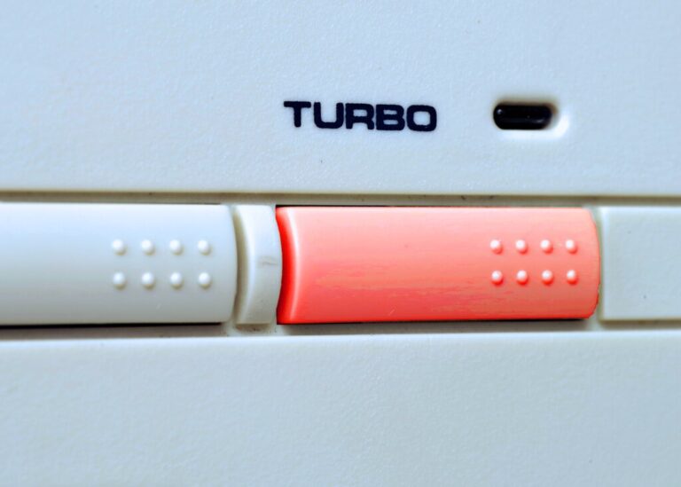 Read more about the article Qué fue de ‘Turbo’, el singular botón que tenían casi todos los PC en la década de los 90