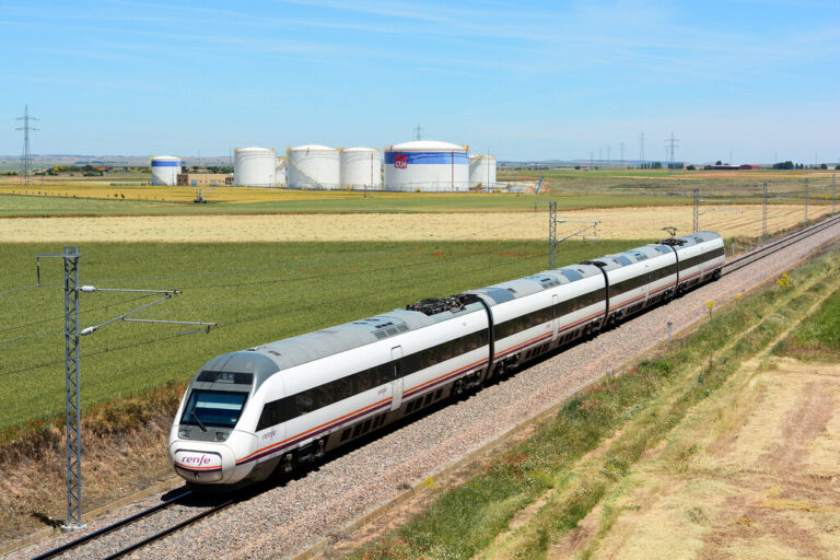 Read more about the article Renfe se pone seria con la picaresca en los abonos: avisa a 75.000 usuarios y advierte que se quedará fianzas