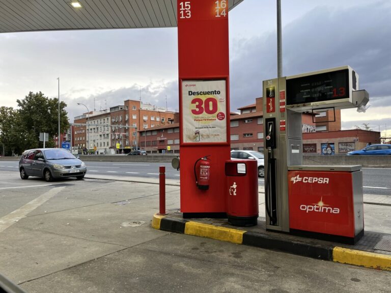 Read more about the article Si sospechabas que las gasolineras pactaban el precio del combustible, no estás solo: la CNMC ya lo investiga