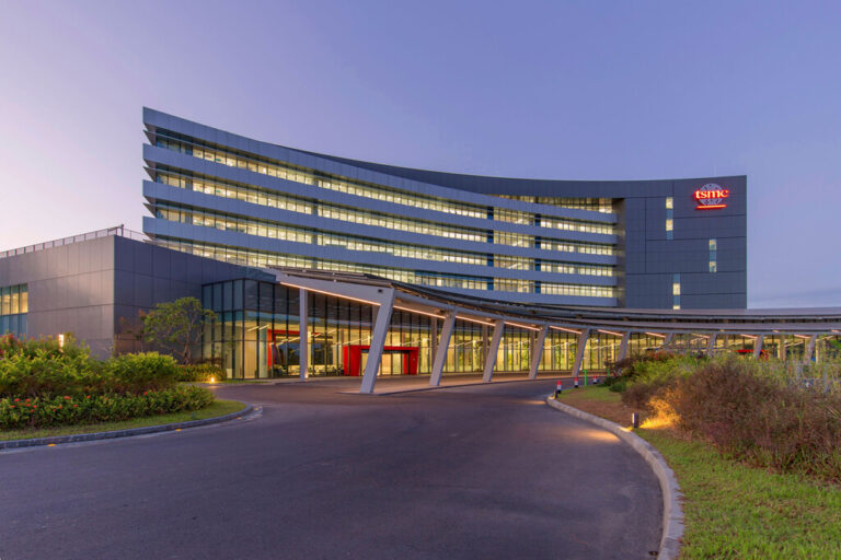 Read more about the article TSMC sube la apuesta: multiplicará casi por cuatro su inversión en la fábrica que producirá chips para Apple