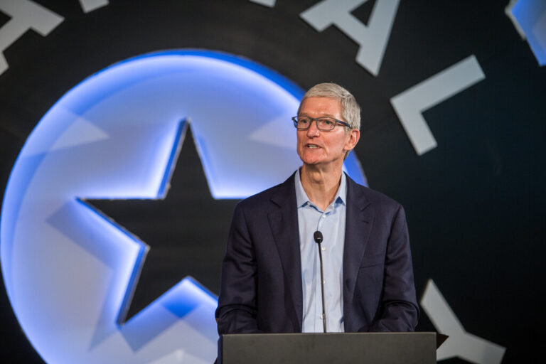 Read more about the article Apple le recorta el sueldo a Tim Cook un 40%: ni siquiera los CEO están a salvo de la crisis