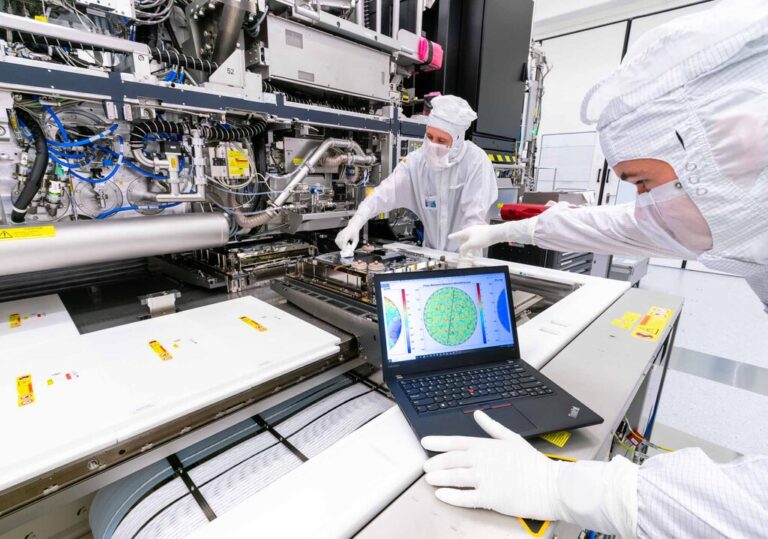 Read more about the article ASML es el auténtico coloso de los chips: prevé un 2023 fabuloso mientras los demás se aprietan el cinturón