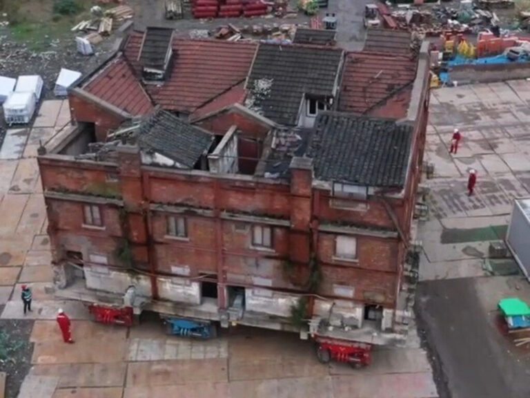 Read more about the article China necesitaba construir un garaje bajo cinco edificios históricos. Su solución: levantarlos y moverlos