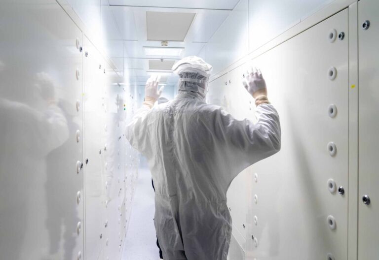 Read more about the article Echar la zancadilla a China en la industria de los chips es un arma de doble filo. Occidente lo está pagando