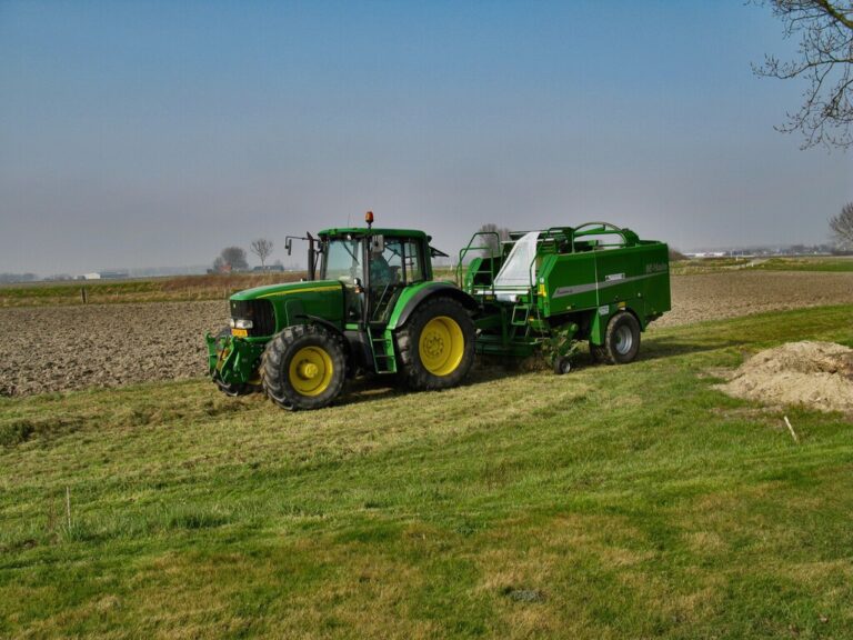 Read more about the article John Deere se ha hartado de que hackeen sus tractores: los agricultores podrán repararlos por su cuenta