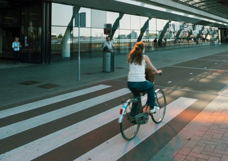 Read more about the article La multa de 200 euros más previsible que la DGT tiene reservada para los ciclistas urbanos