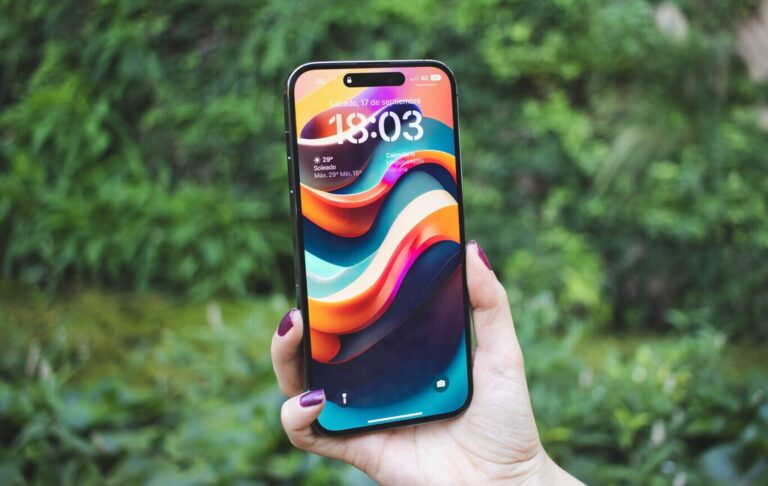 Read more about the article La pantalla del iPhone 15 Pro sufrirá un gran cambio: llegan curvas (a medias), según filtraciones