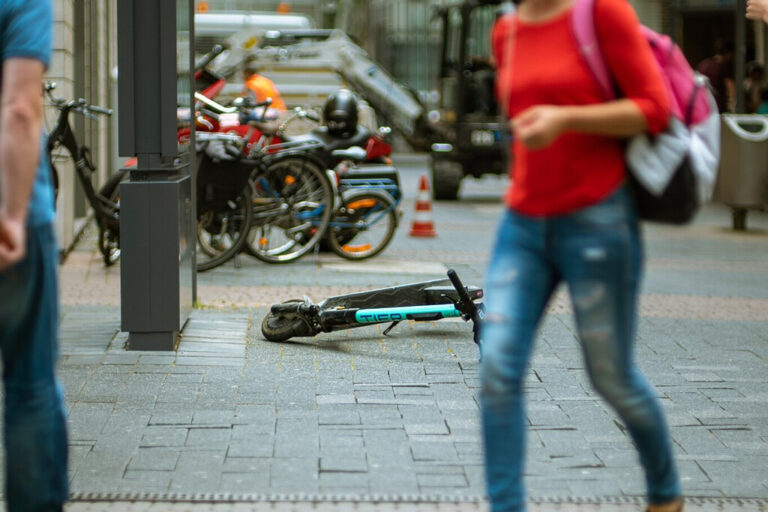 Read more about the article París afronta por referéndum una decisión clave sobre su movilidad: prohibir los patinetes eléctricos o no