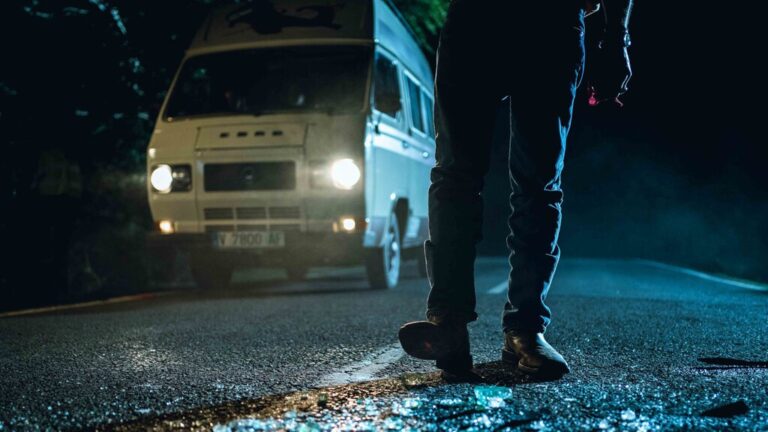 Read more about the article Esta insólita mezcla española de comedia en la carretera y horror con alienígenas está triunfando en Prime Video