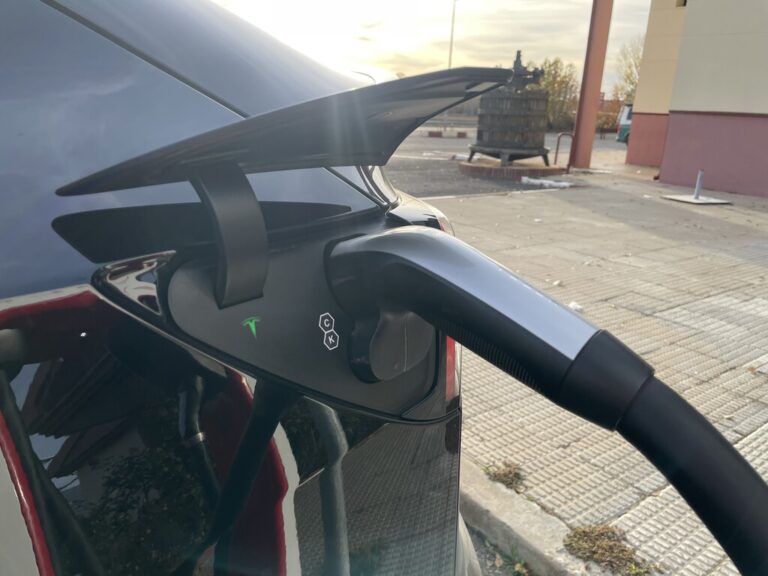 Read more about the article Estamos en 2023 y pedimos a gritos un cambio revolucionario para los cargadores de coches eléctricos: un TPV
