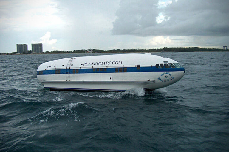 Read more about the article La delirante historia de Cosmic Muffin, el avión reconvertido en barco: de joya aeronáutica a rareza naval