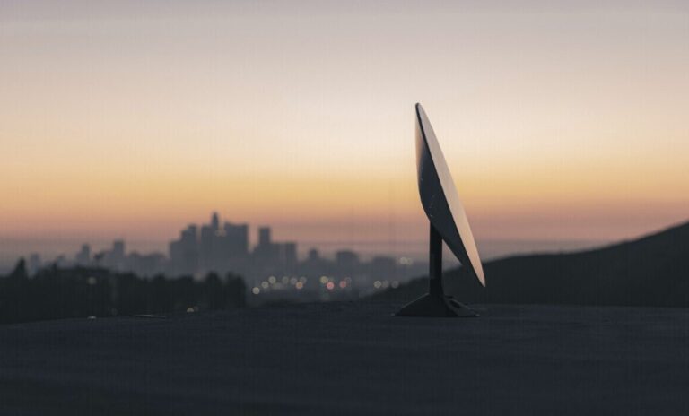 Read more about the article La España rural tendrá banda ancha garantizada por 35 €/mes: la solución no era la fibra o el ADSL, sino Hispasat