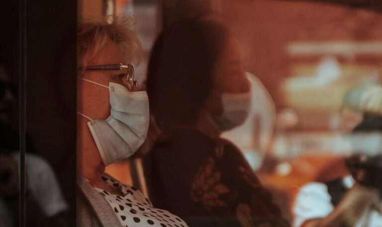 Read more about the article Las mascarillas dejan de ser obligatorias en el transporte público hoy: así queda la normativa