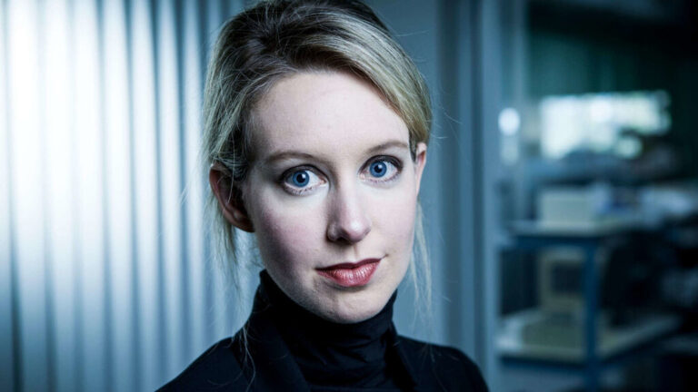 Read more about the article Qué fue de Elizabeth Holmes, la creadora de Theranos: la “sucesora” de Steve Jobs que está a un paso de la prisión