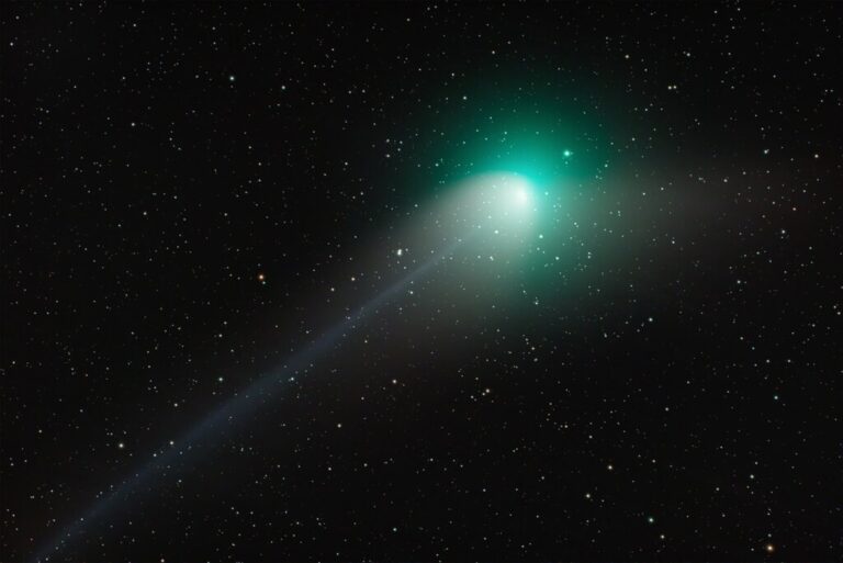 Read more about the article Un cometa verde, 50.000 años y un montón de fotos engañosas: estamos convirtiendo la astronomía en puro FOMO