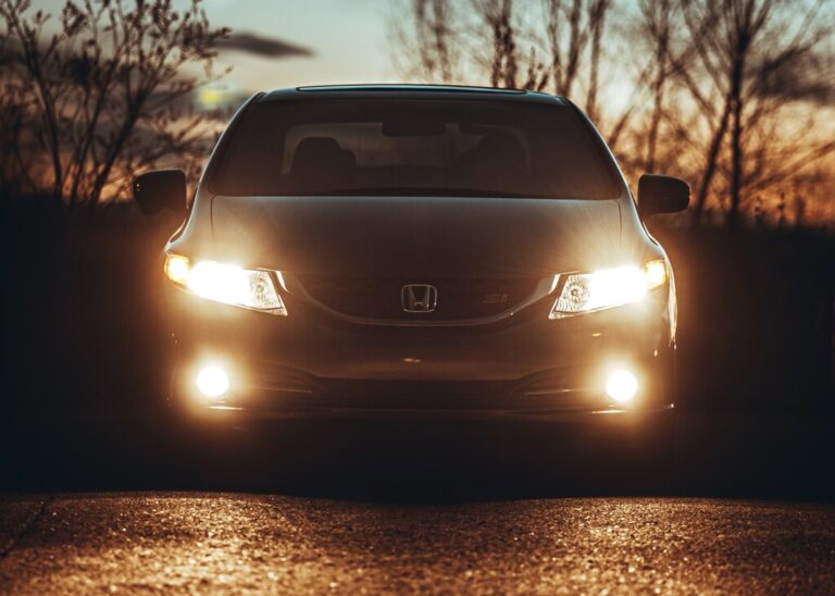 Read more about the article Ya es posible sustituir los faros halógenos por bombillas LED: opciones y todo lo que hay que saber