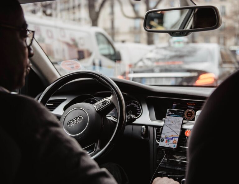 Read more about the article Facturar 6.000 euros al mes para ganar 2.000: las condiciones reales que están ofreciendo las VTC