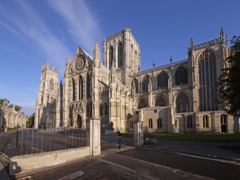Read more about the article La luz de Dios, literalmente, transformada en energía: los paneles solares llegan a las catedrales de Europa