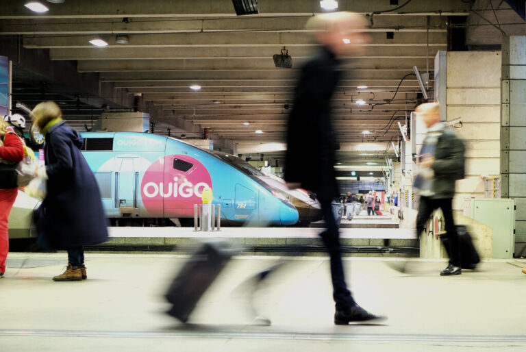 Read more about the article Ouigo sigue apretando a Renfe en Semana Santa: ha lanzado un descuento de 10 euros entre Madrid y Valencia