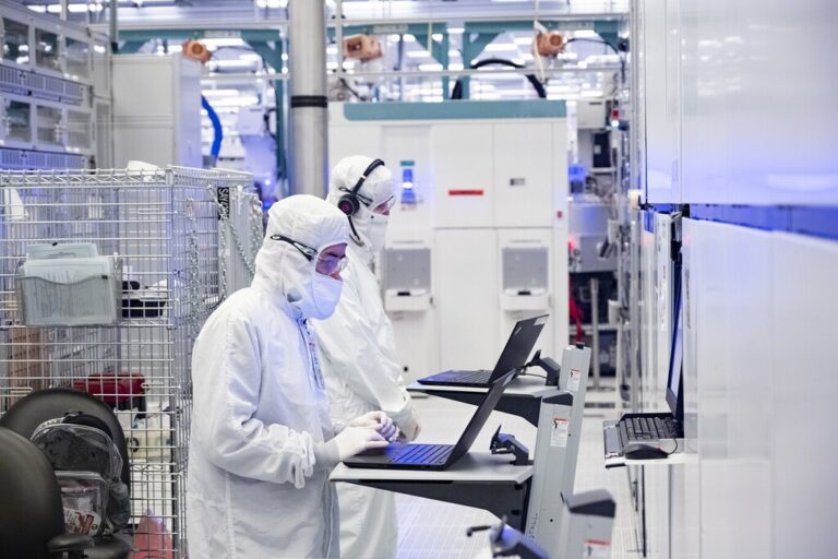 Read more about the article Europa tiene 43.000 millones de euros para su industria de los chips. Su plan (improbable): competir con Asia y EEUU