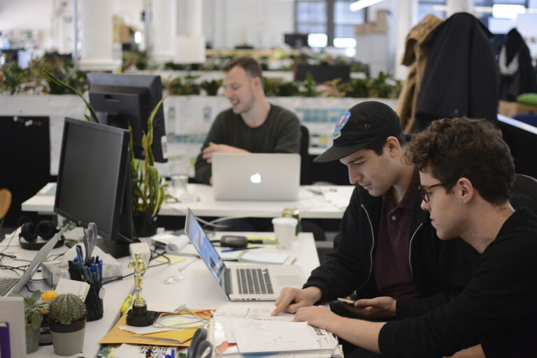 Read more about the article Google se ha tomado muy en serio los recortes: escritorios compartidos, menos portátiles, menos grapadoras