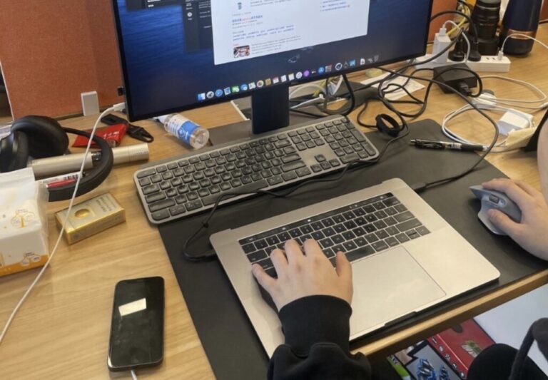 Read more about the article Hay gente que está quitándole la pantalla al MacBook Pro para convertirlo en un sorprendente PC. Y tiene sentido