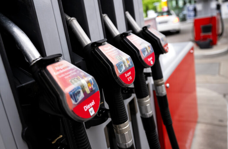 Read more about the article Otro verano con el petróleo disparado: el recorte de producción de la OPEP+ augura drásticas subidas de precio