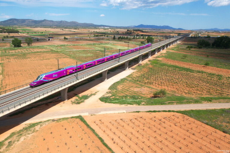 Read more about the article Renfe saca la artillería pesada contra Iryo: AVLO se estrenará en Andalucía con billetes desde siete euros
